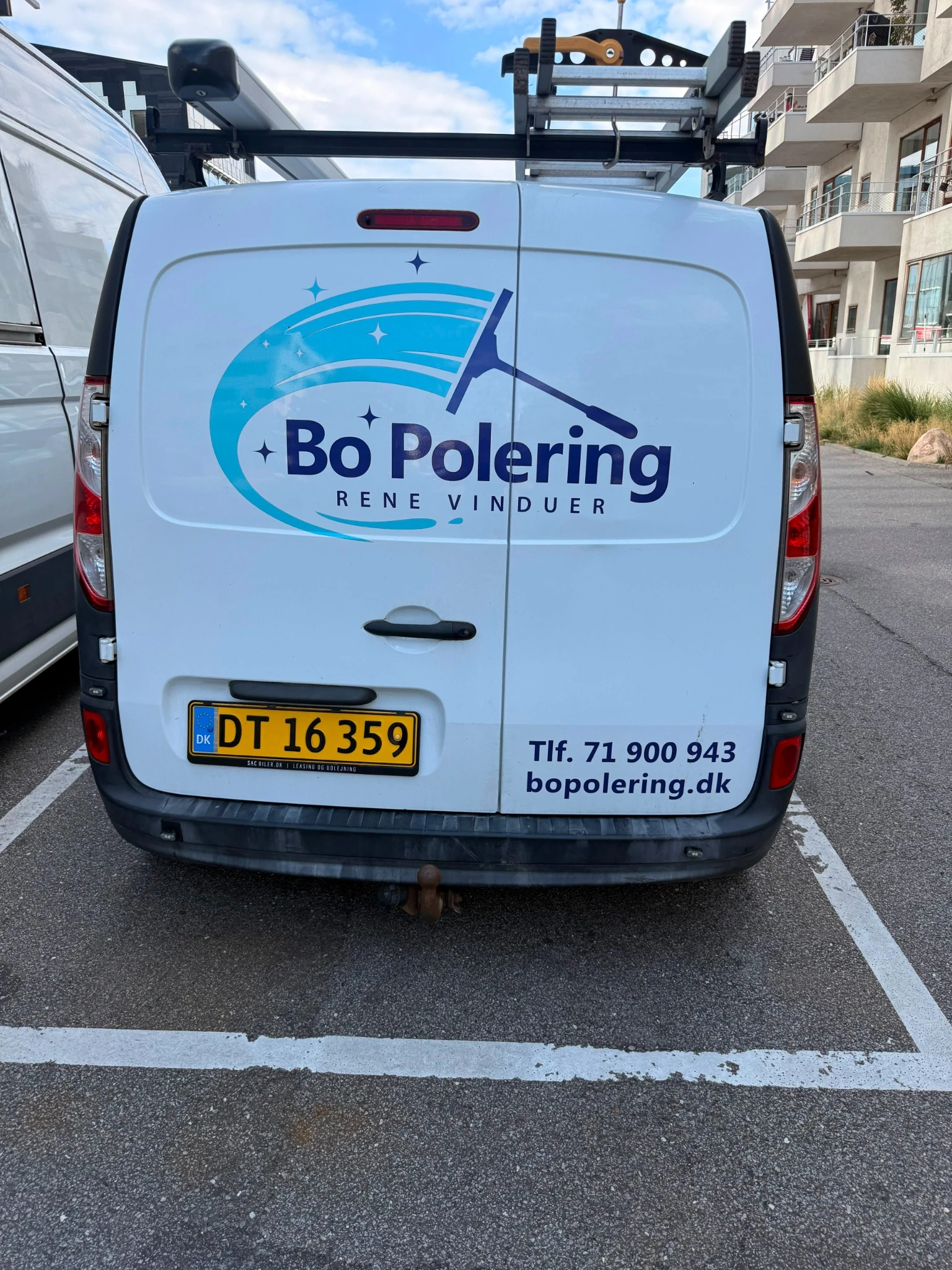 Bo Polerings varebil parkeret foran et værksted