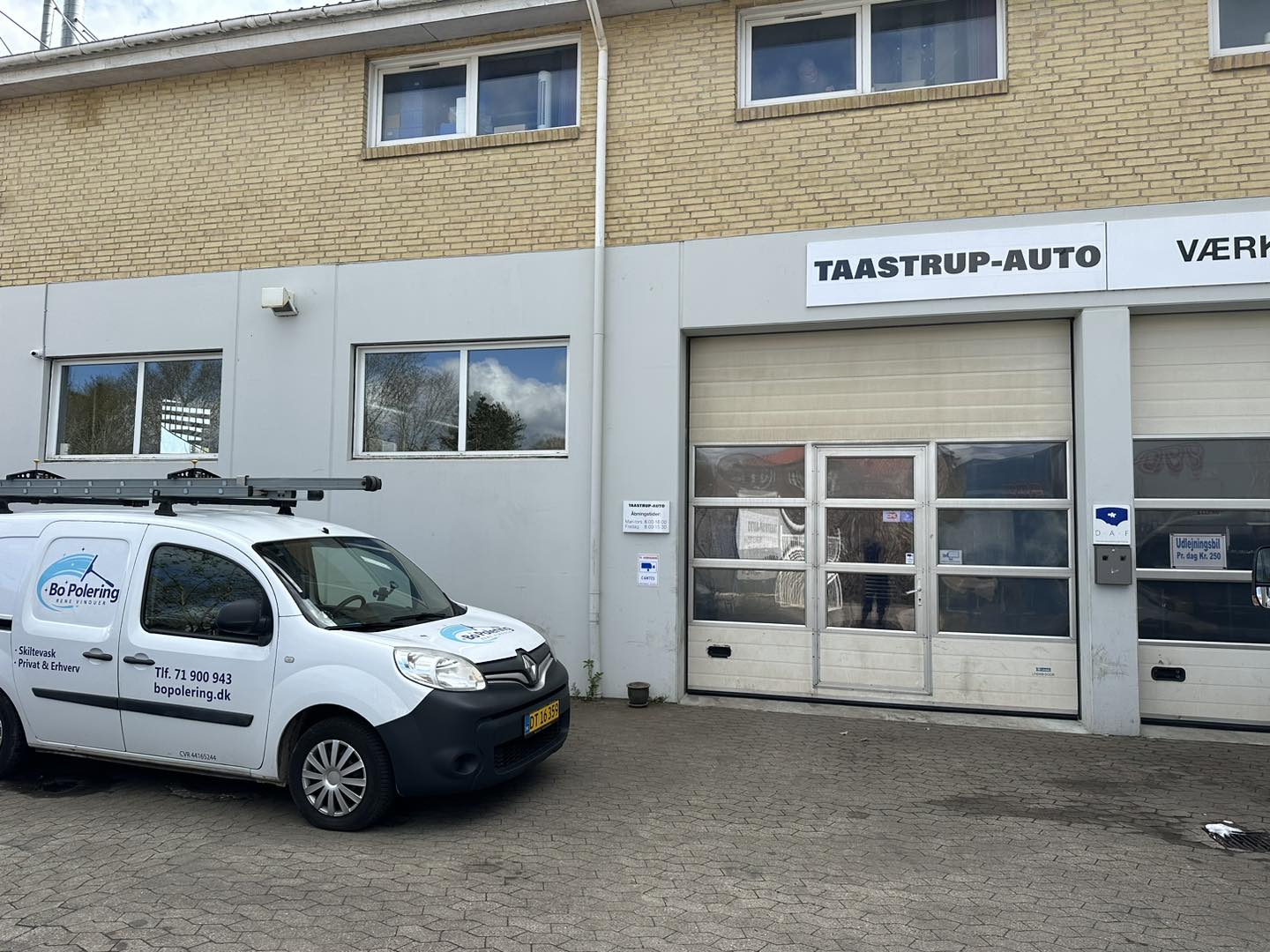 Bopolerings firmabil foran en erhvervsejendom