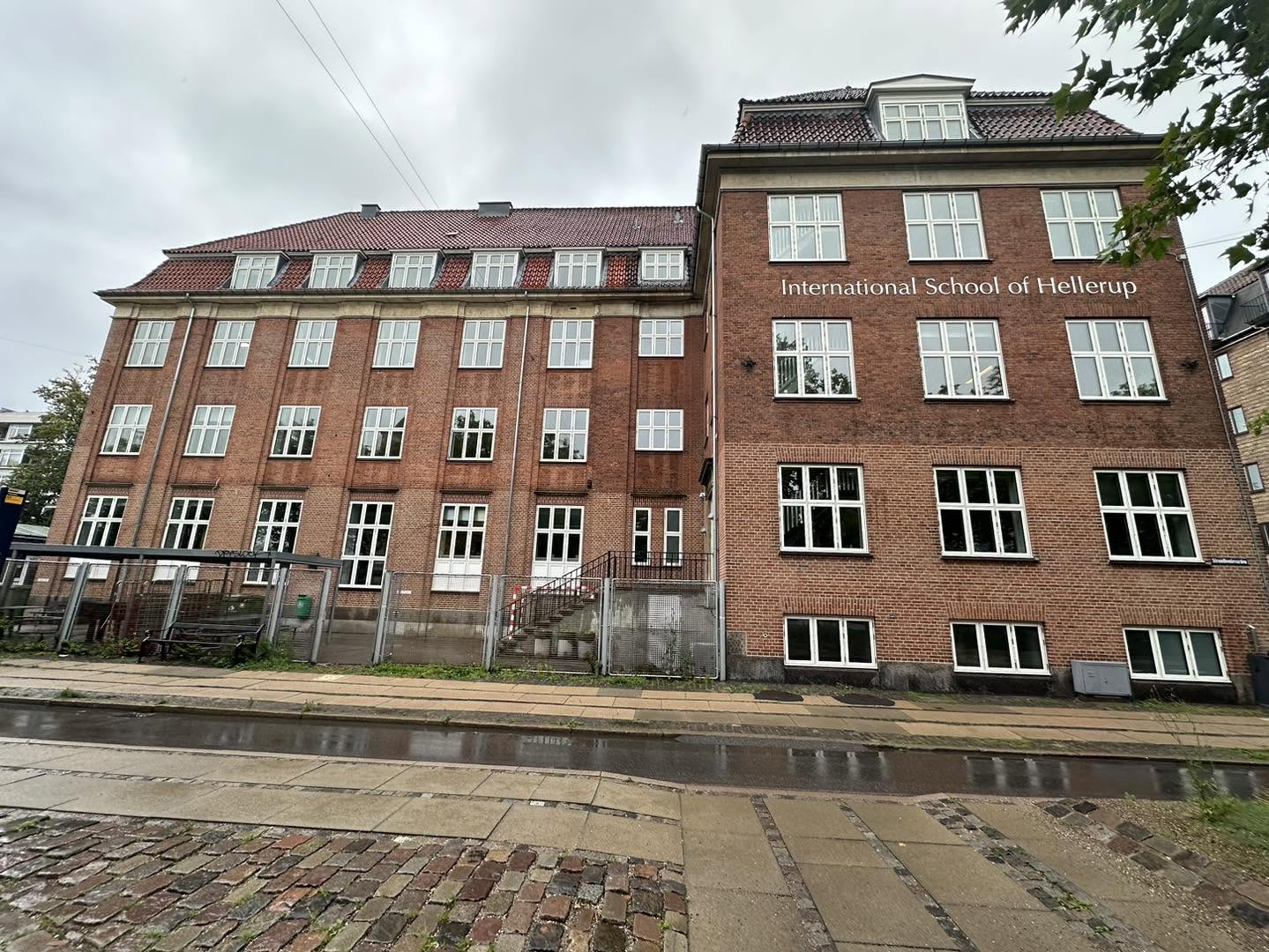 Vinduer på en større skoleejendom i Hellerup
