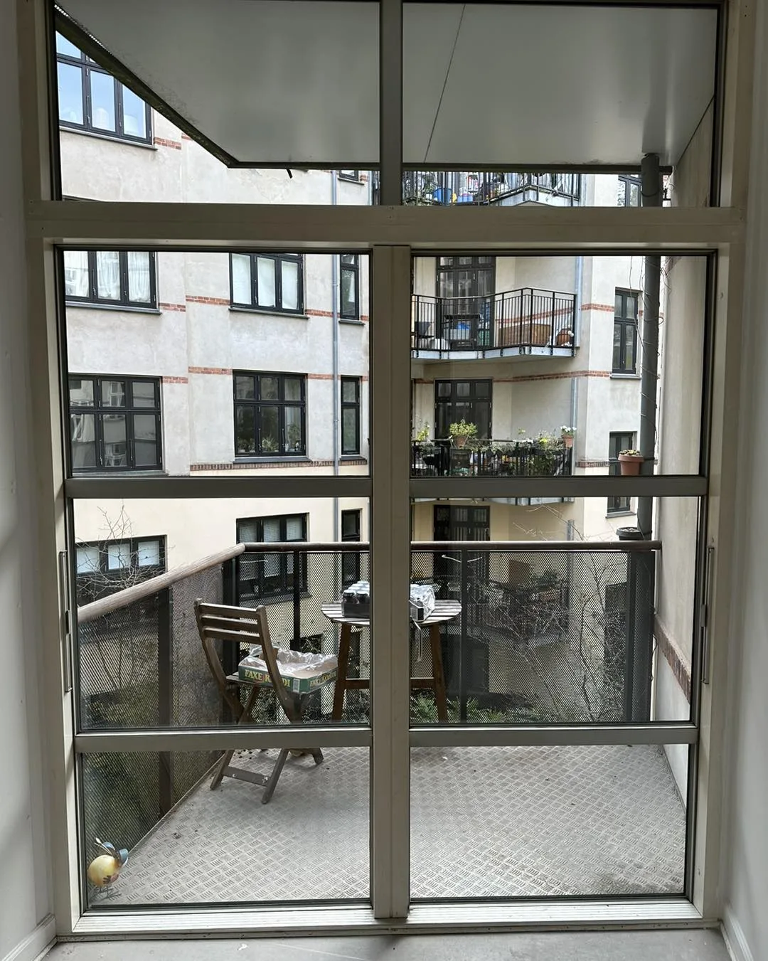 Rene vinduer i en københavnsk gårdhave