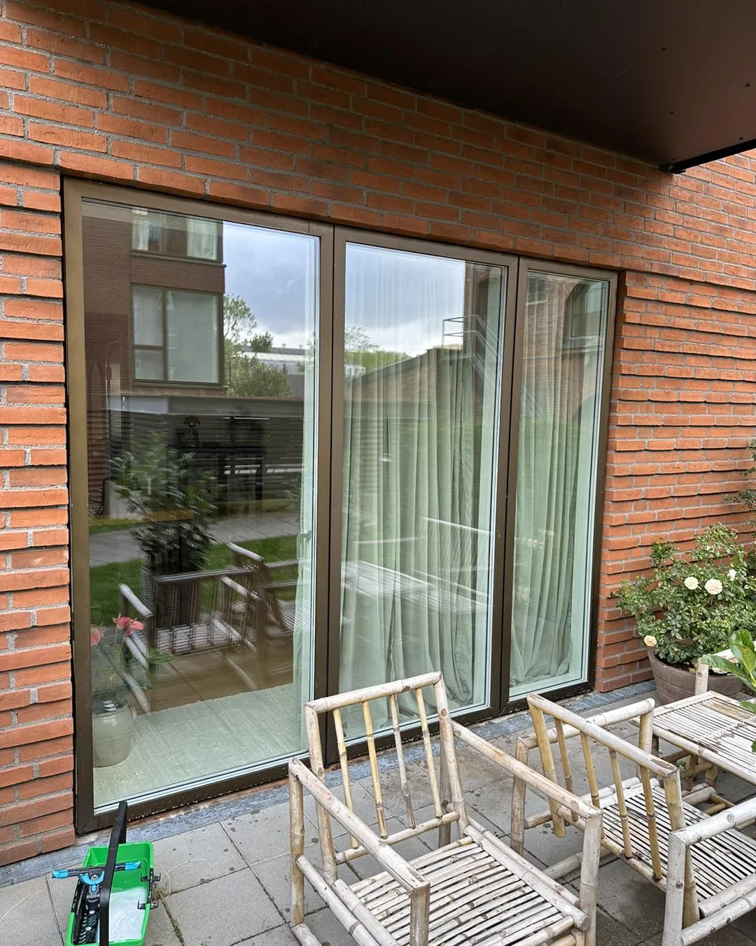Store vinduespartier ved en privat terrasse